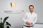 Portrait von Dr. Kamyab Banitorfi, Inhaber des Dentalogicum Berlin, im Empfangsbereich der Praxis.